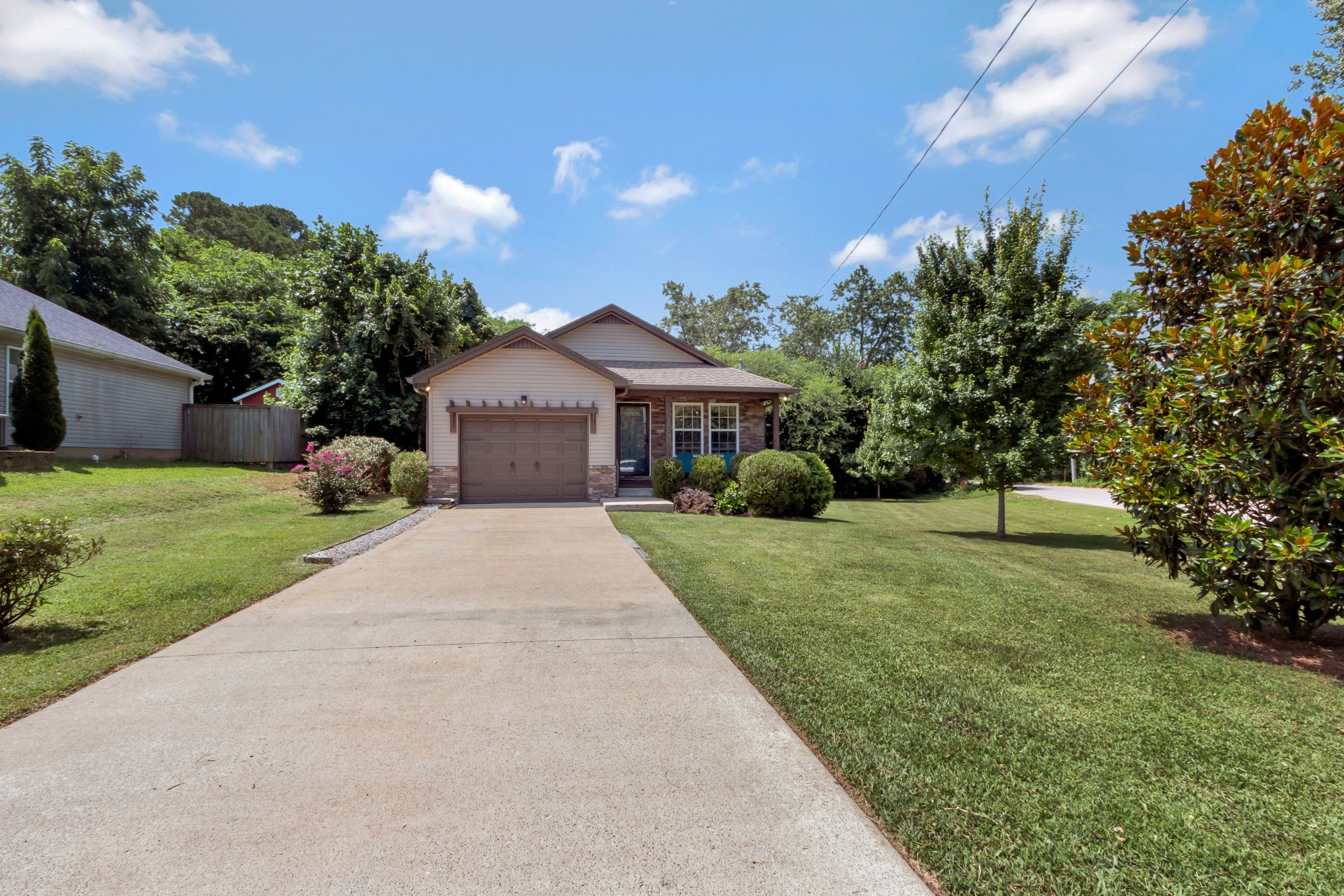 200 Woodsong Ln