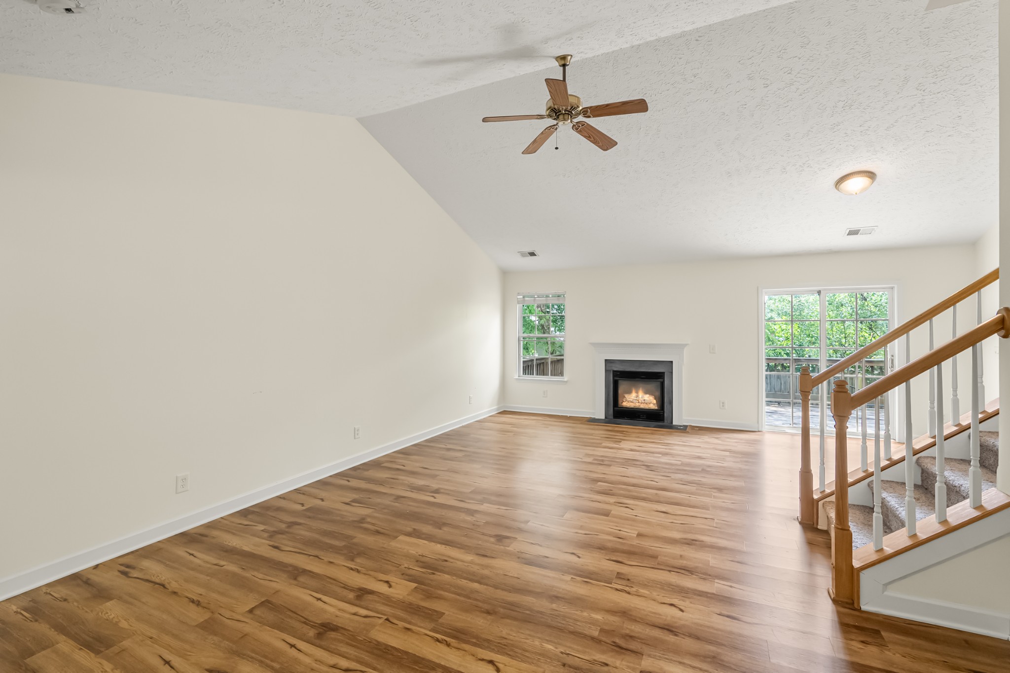 1003 Lowrey Pl