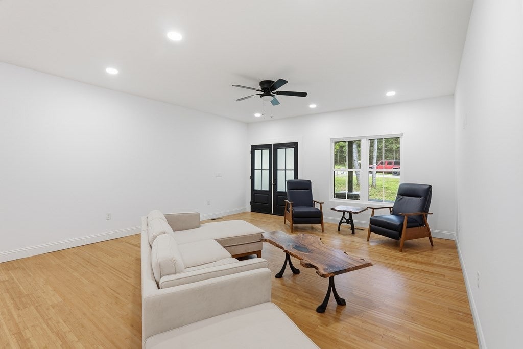 320 Christie Cir