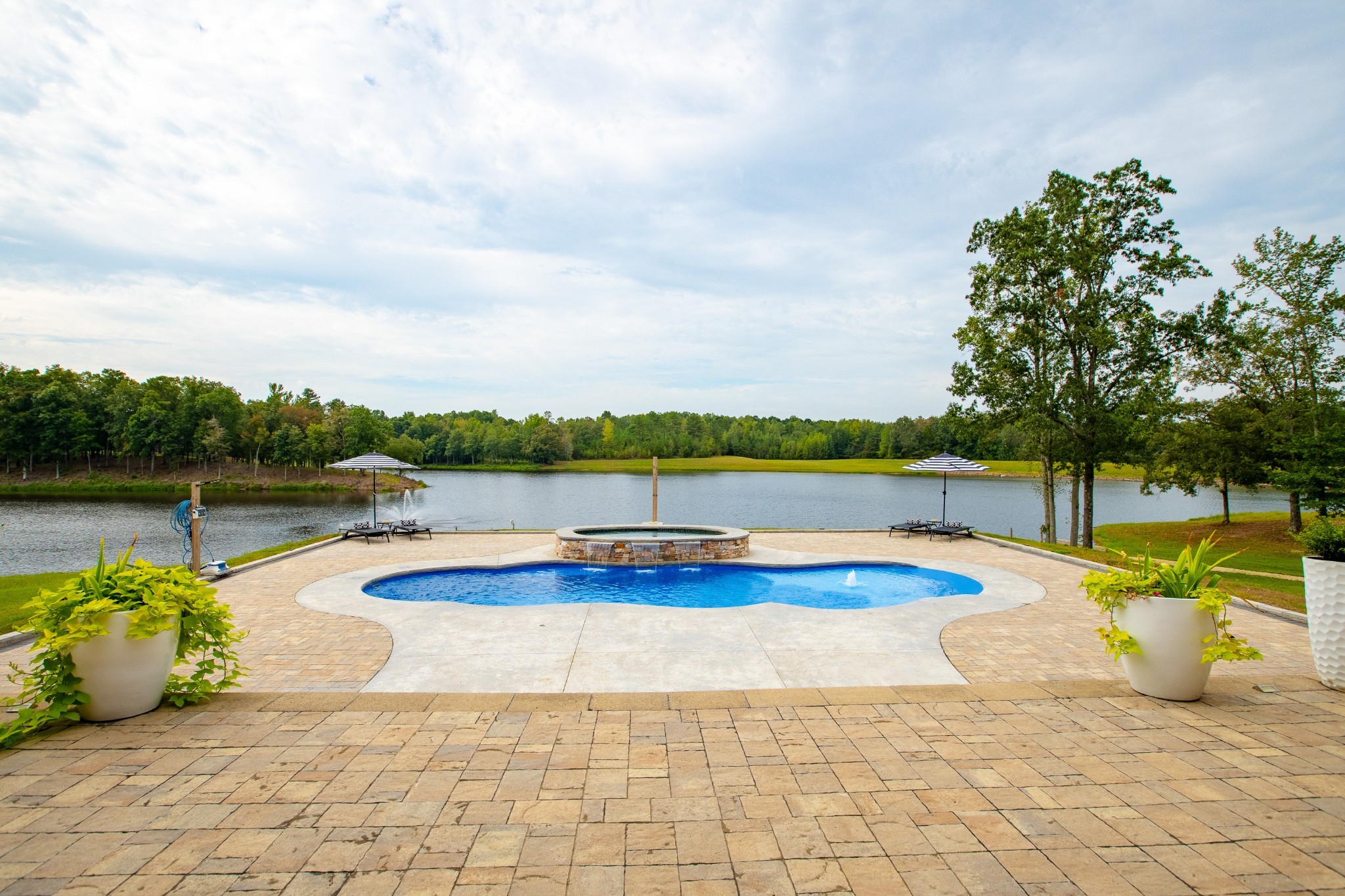 140 Lake Shore Lane