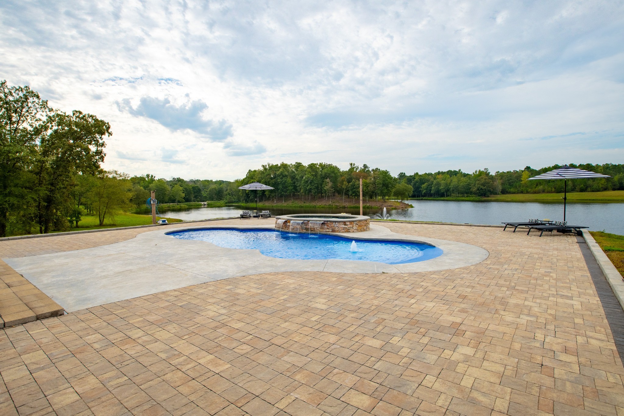 140 Lake Shore Lane