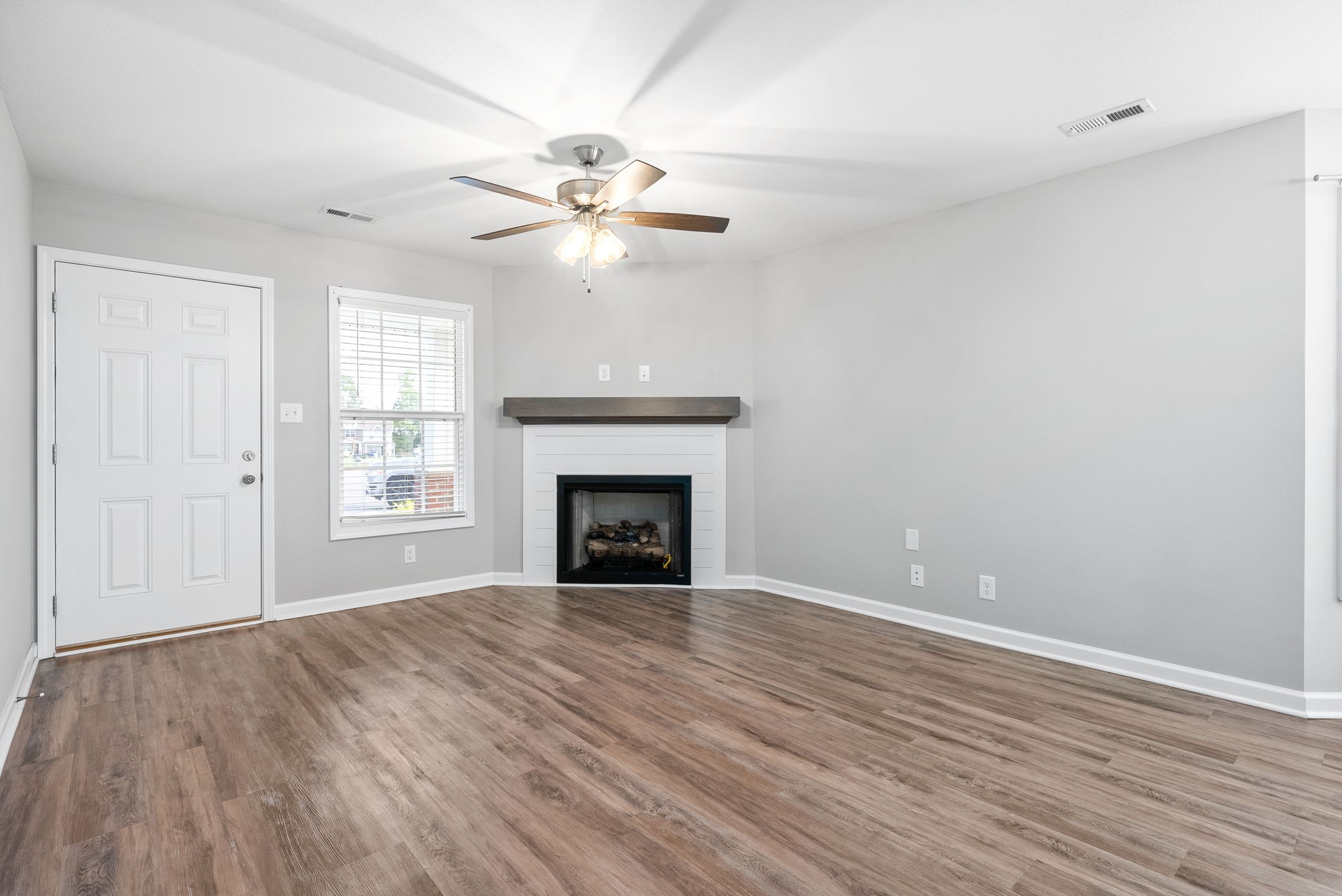 Clarksville, Tennessee 37040, United States, 3 Bedrooms Bedrooms, ,3 BathroomsBathrooms,Residential,Active,21338