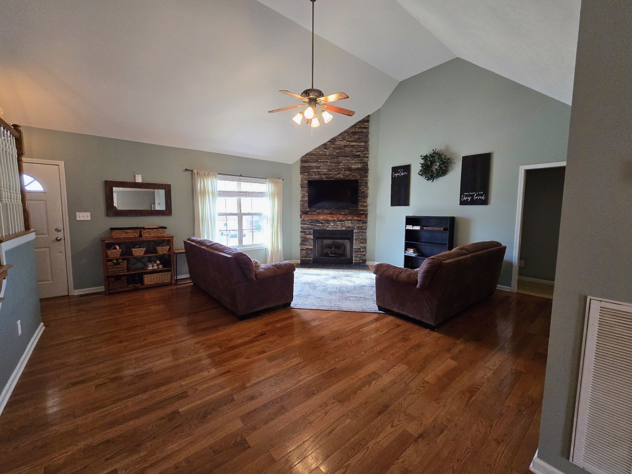 594 Mountain View Dr