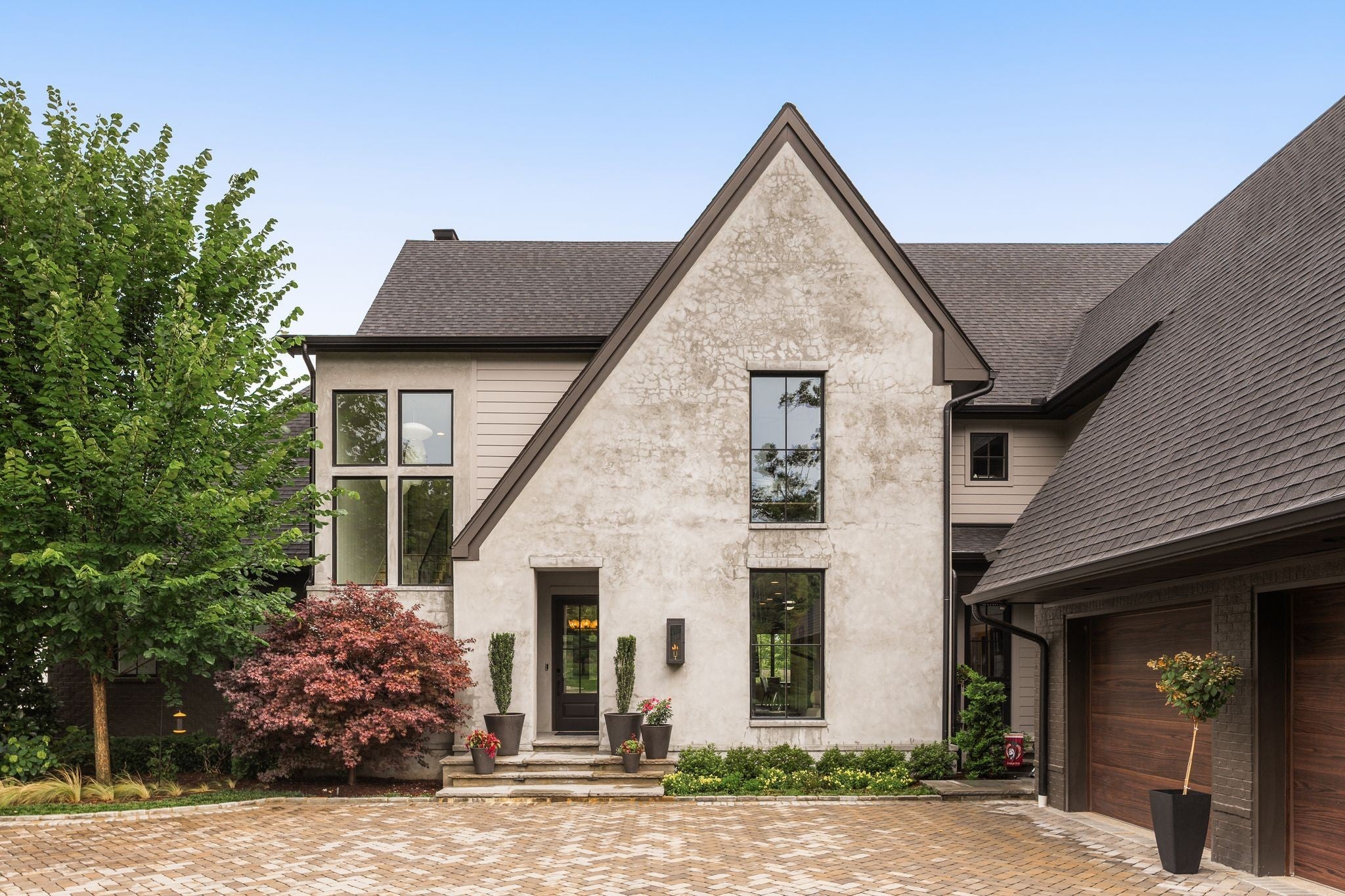 3718 Woodlawn Dr