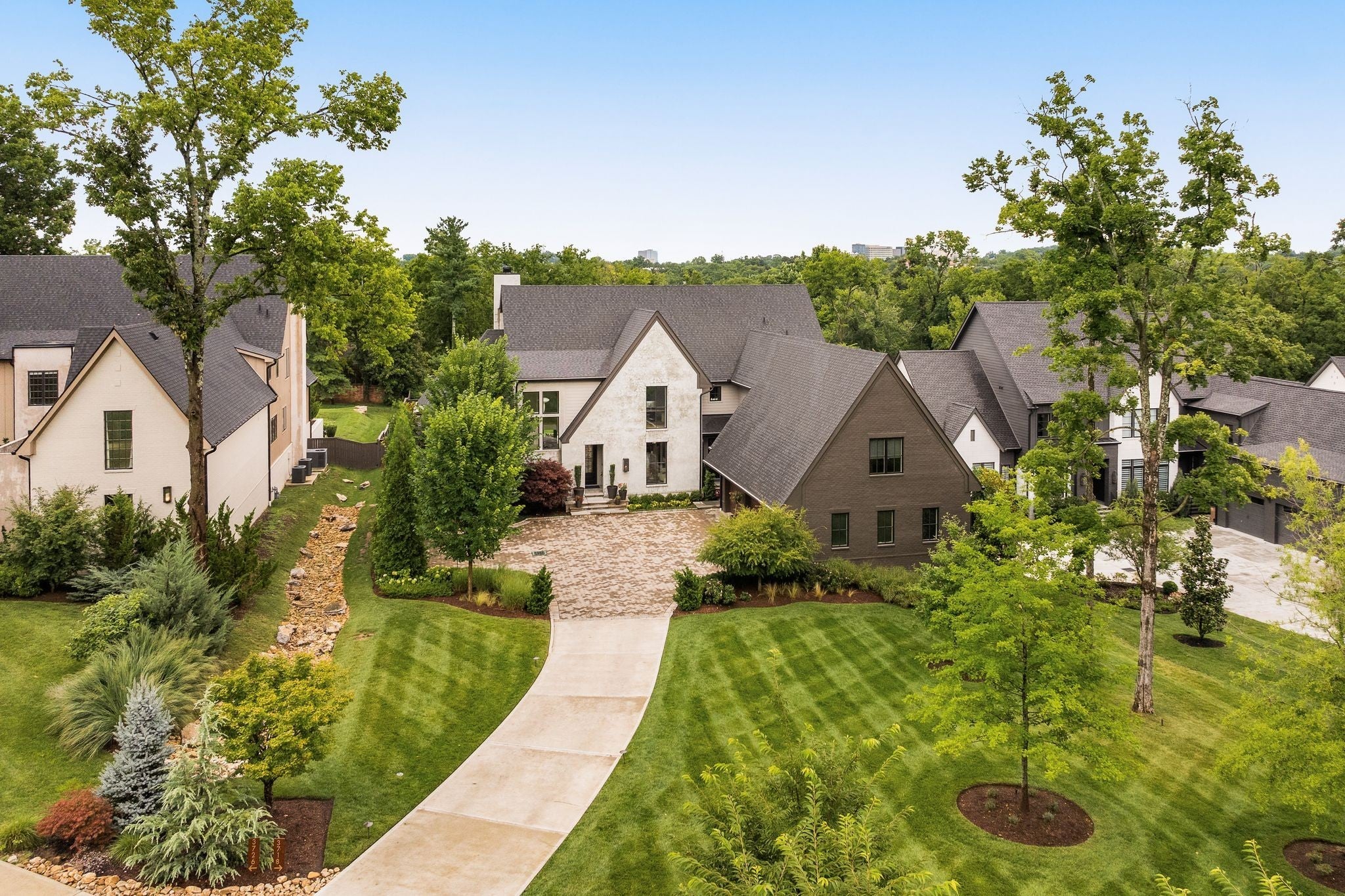 5.0-bed rental at 3718 Woodlawn Dr