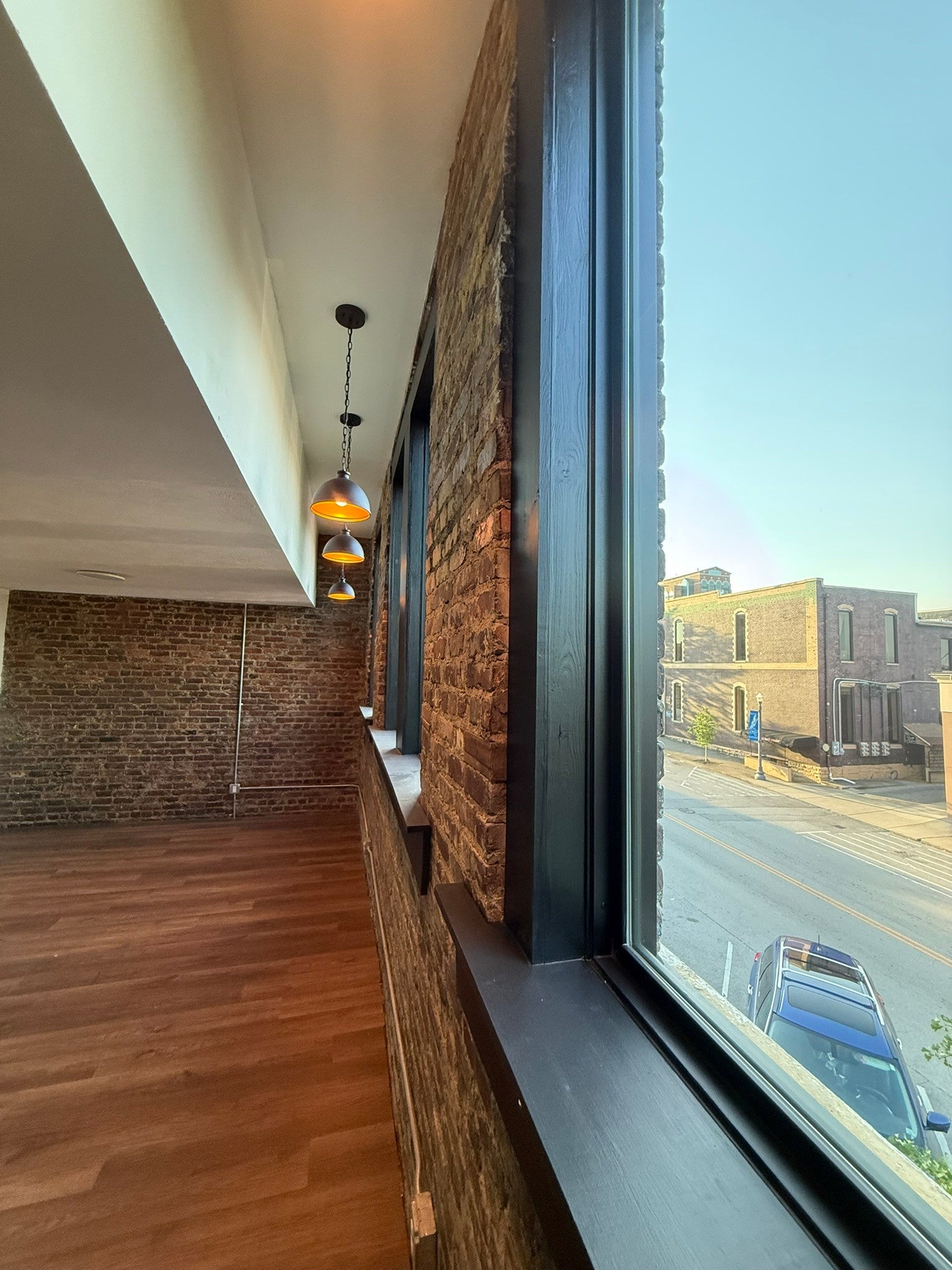 216 Main St W