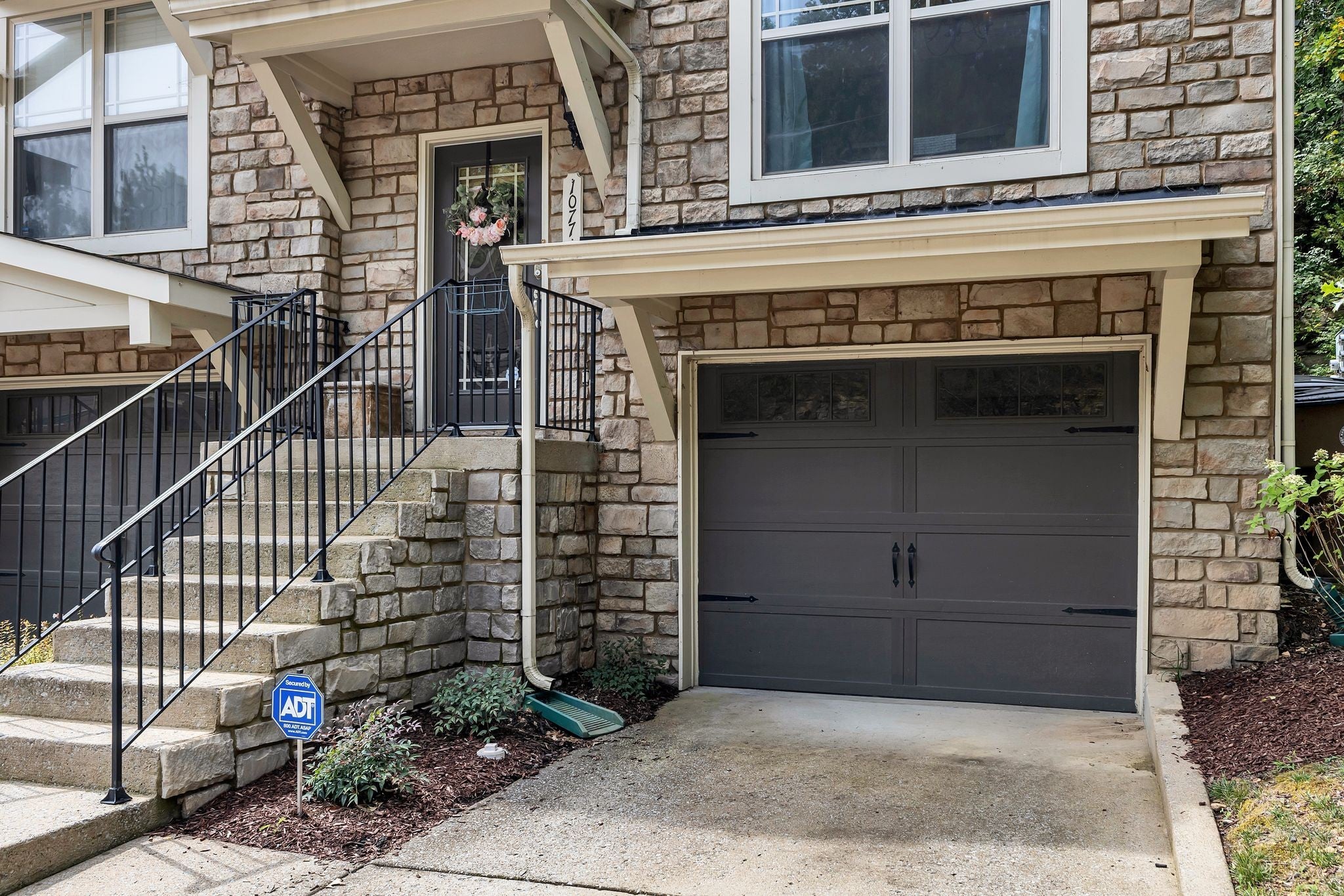 1077 Woodbury Falls Dr, Nashville TN 37221 2-bed home, photo 3 of 29