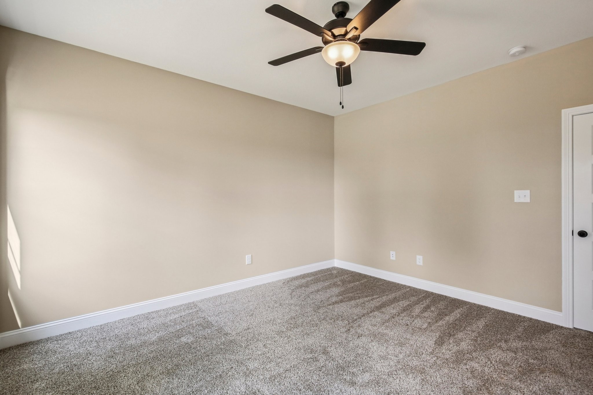 Clarksville, Tennessee 37042, United States, 3 Bedrooms Bedrooms, ,3 BathroomsBathrooms,Residential,Active,205346