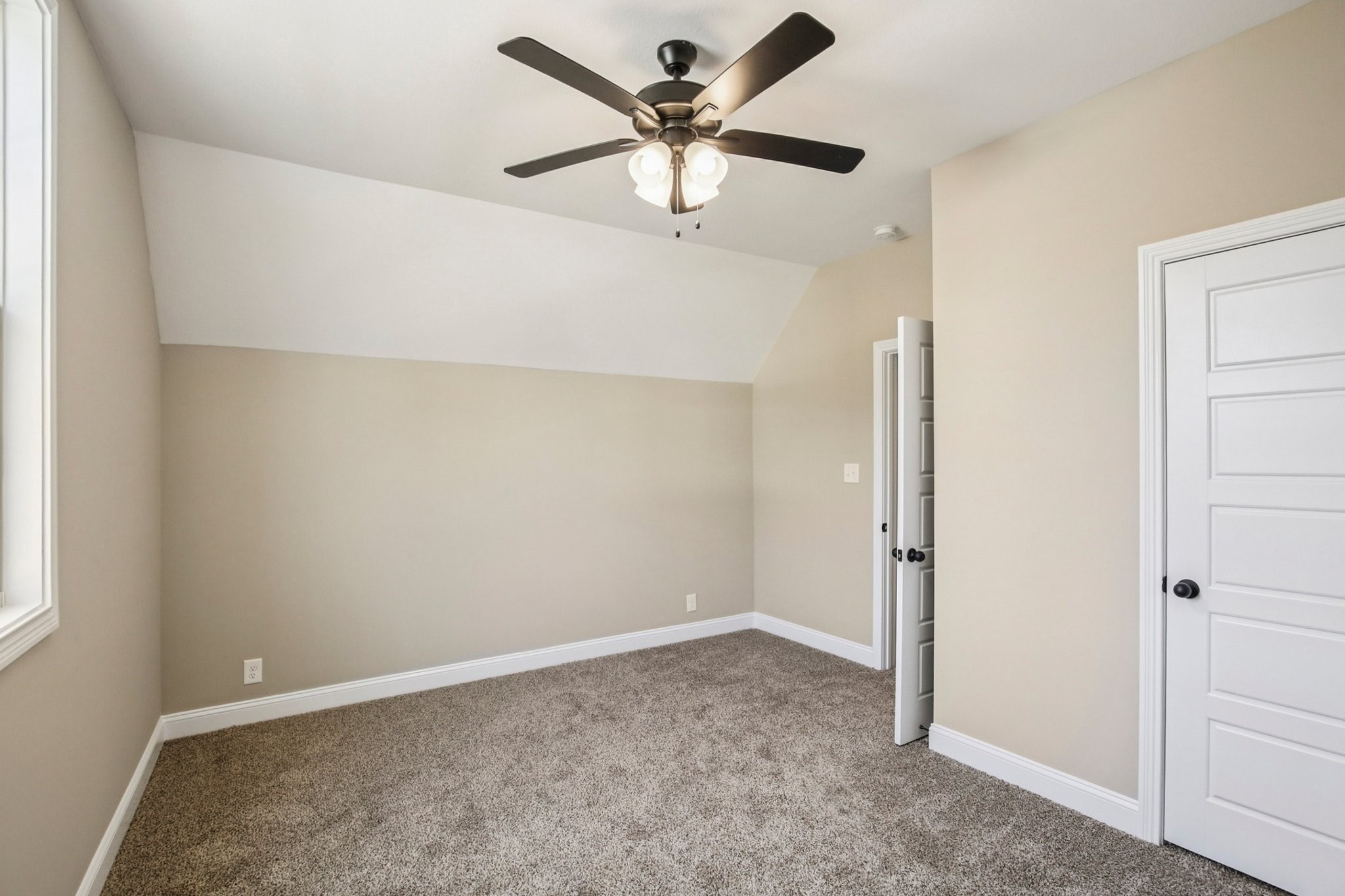 Clarksville, Tennessee 37042, United States, 3 Bedrooms Bedrooms, ,3 BathroomsBathrooms,Residential,Active,205346