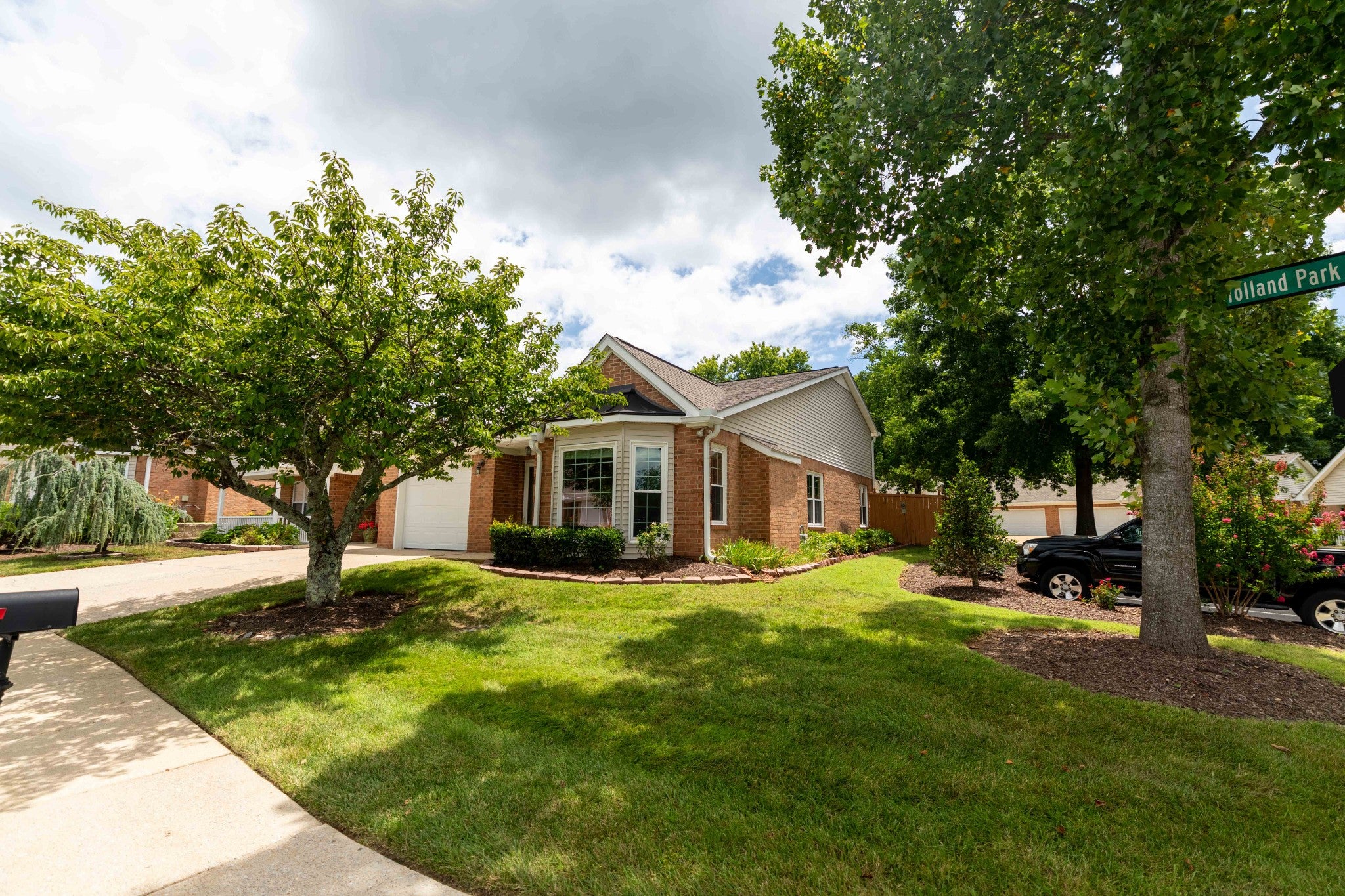 27 Holland Park Ln