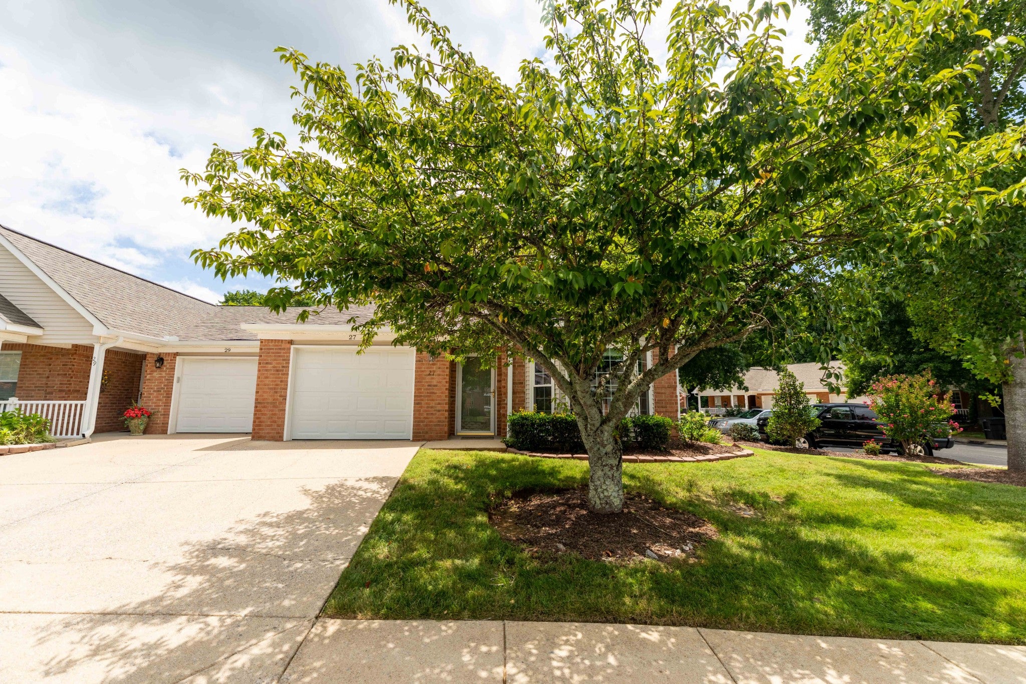 27 Holland Park Ln