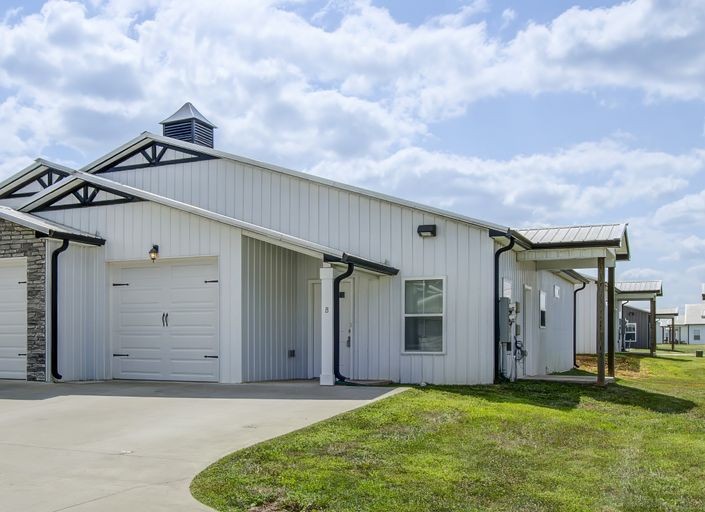 172 BAINBRIDGE DRIVE B