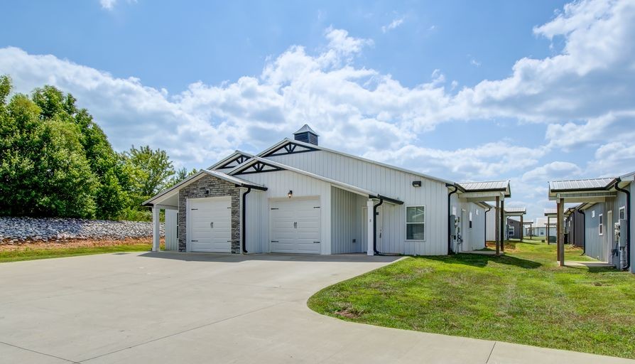 172 BAINBRIDGE DRIVE B