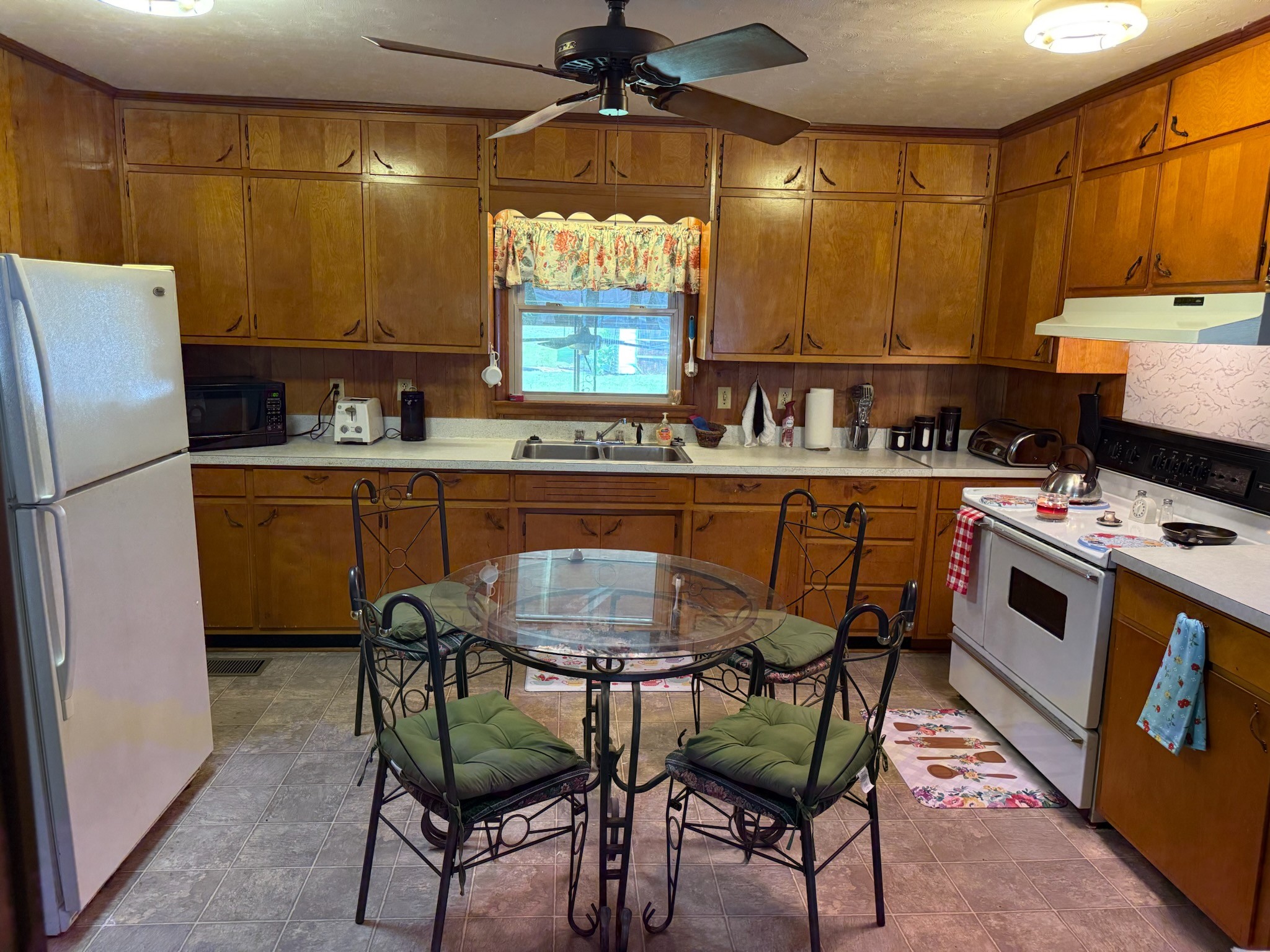 1013 College St W