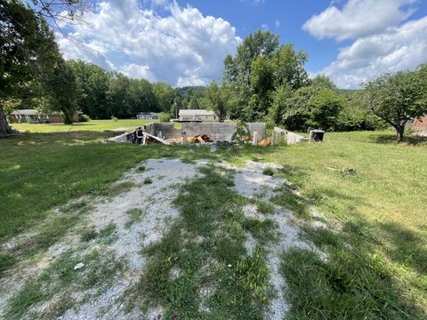 415 Hillcrest Dr Byrdstown TN 38549