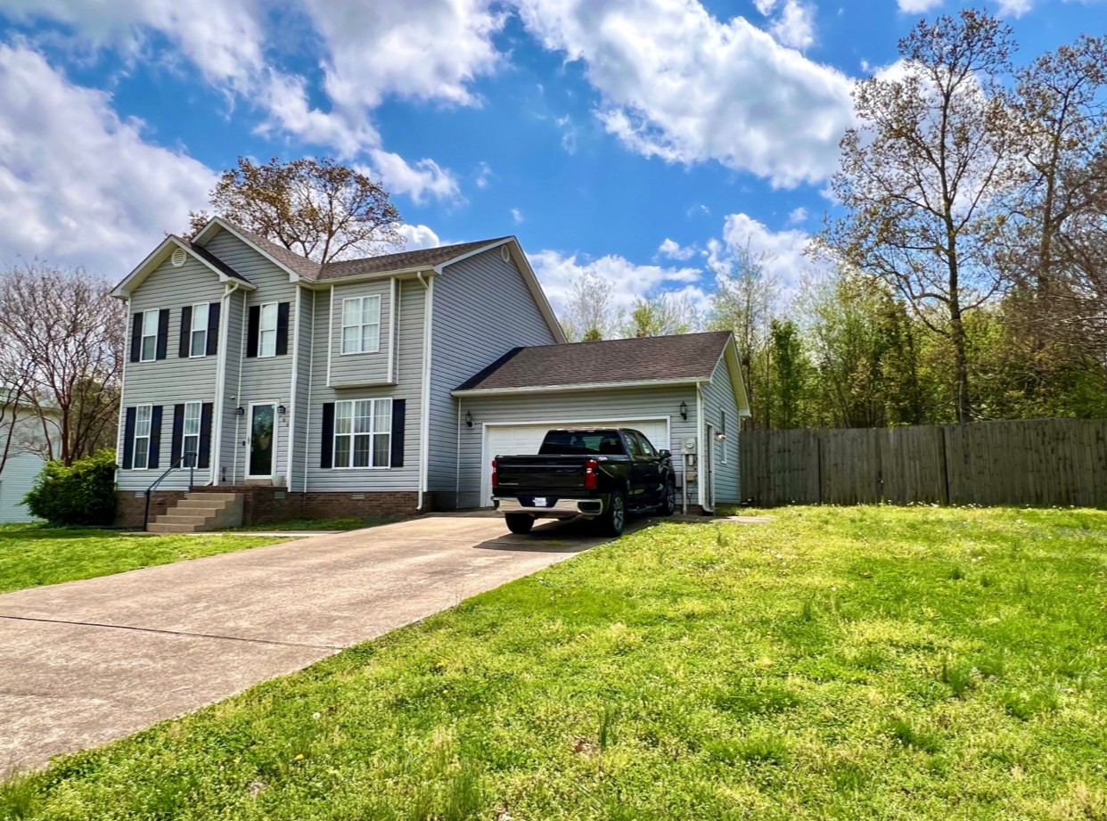 104 E Laurel Dr