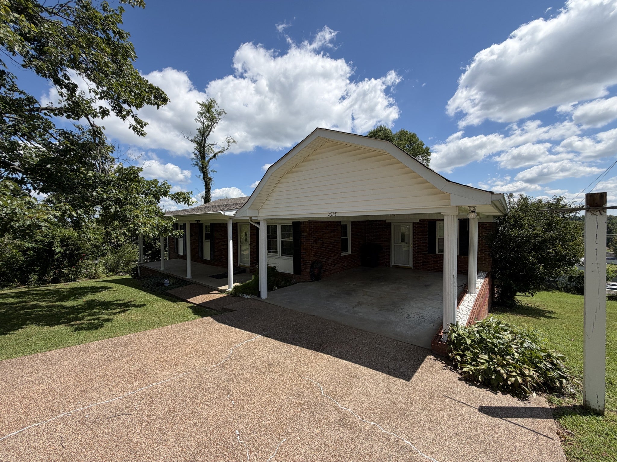 1015 Kelly Blvd