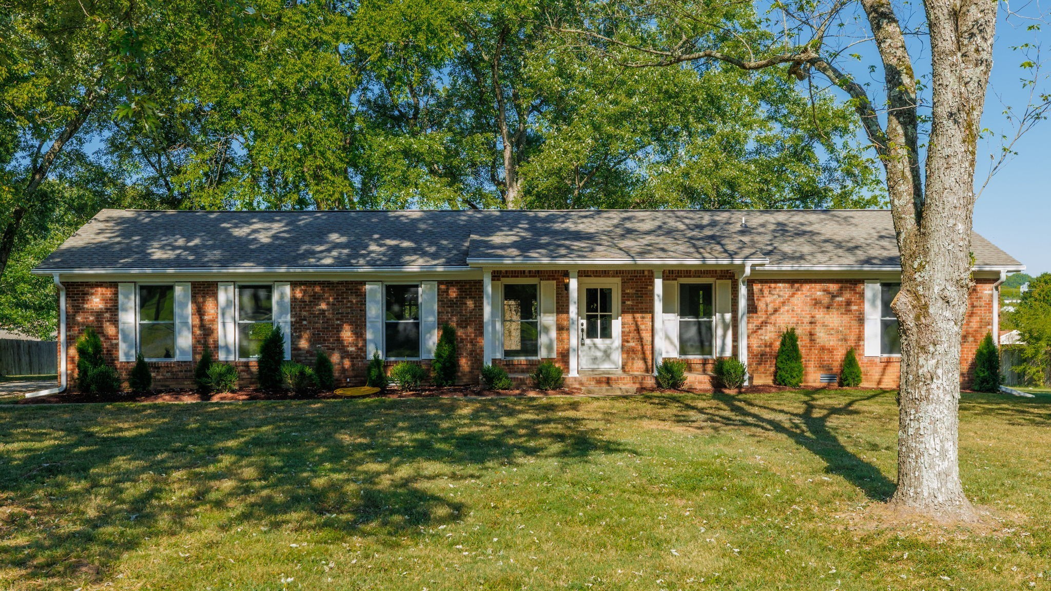 548 Hillside Ln