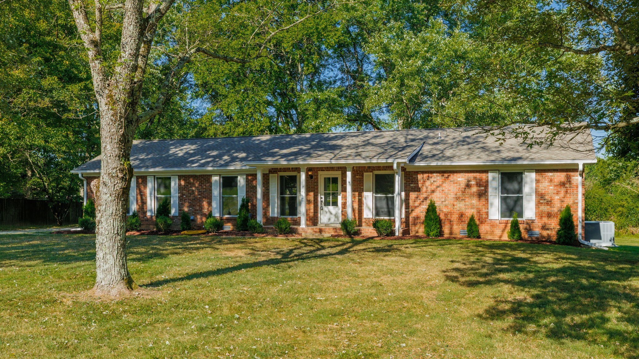 548 Hillside Ln