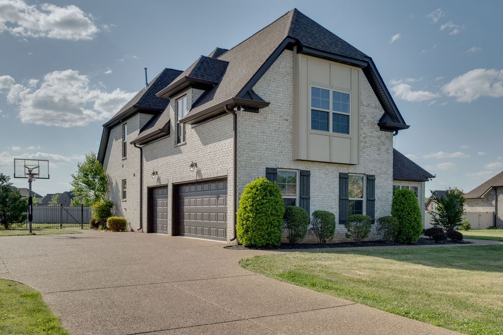 902 Larkspur Ln