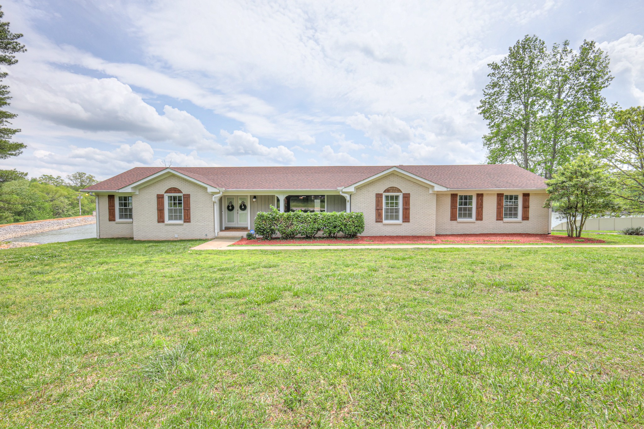 411 Willow Lake Dr