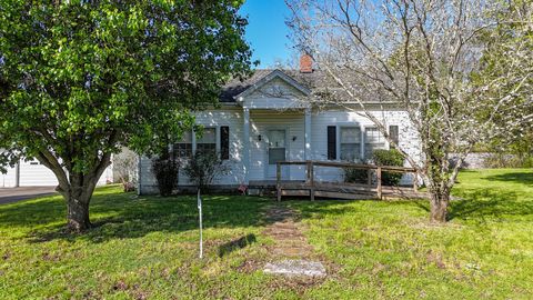101 Church St Wartrace TN 37183