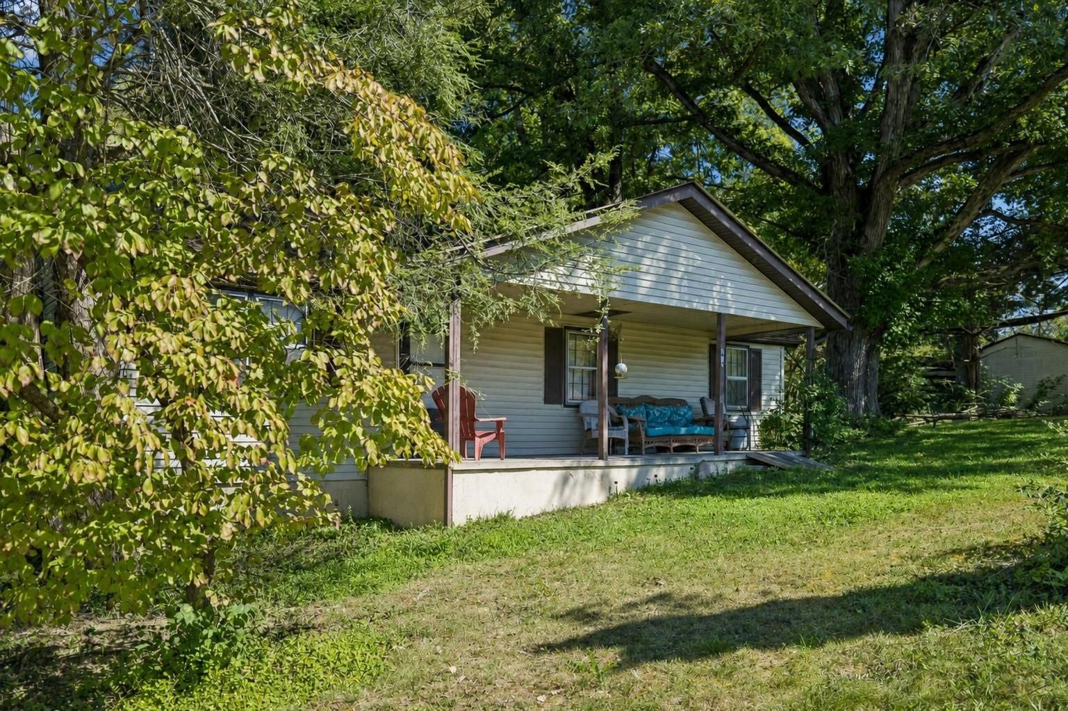 160 Ivy Ave