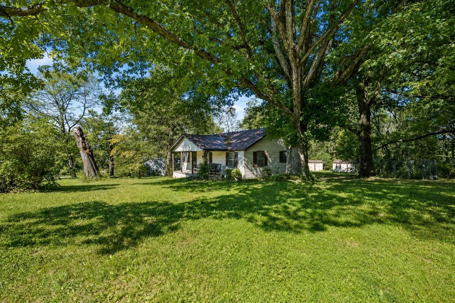 160 Ivy Ave