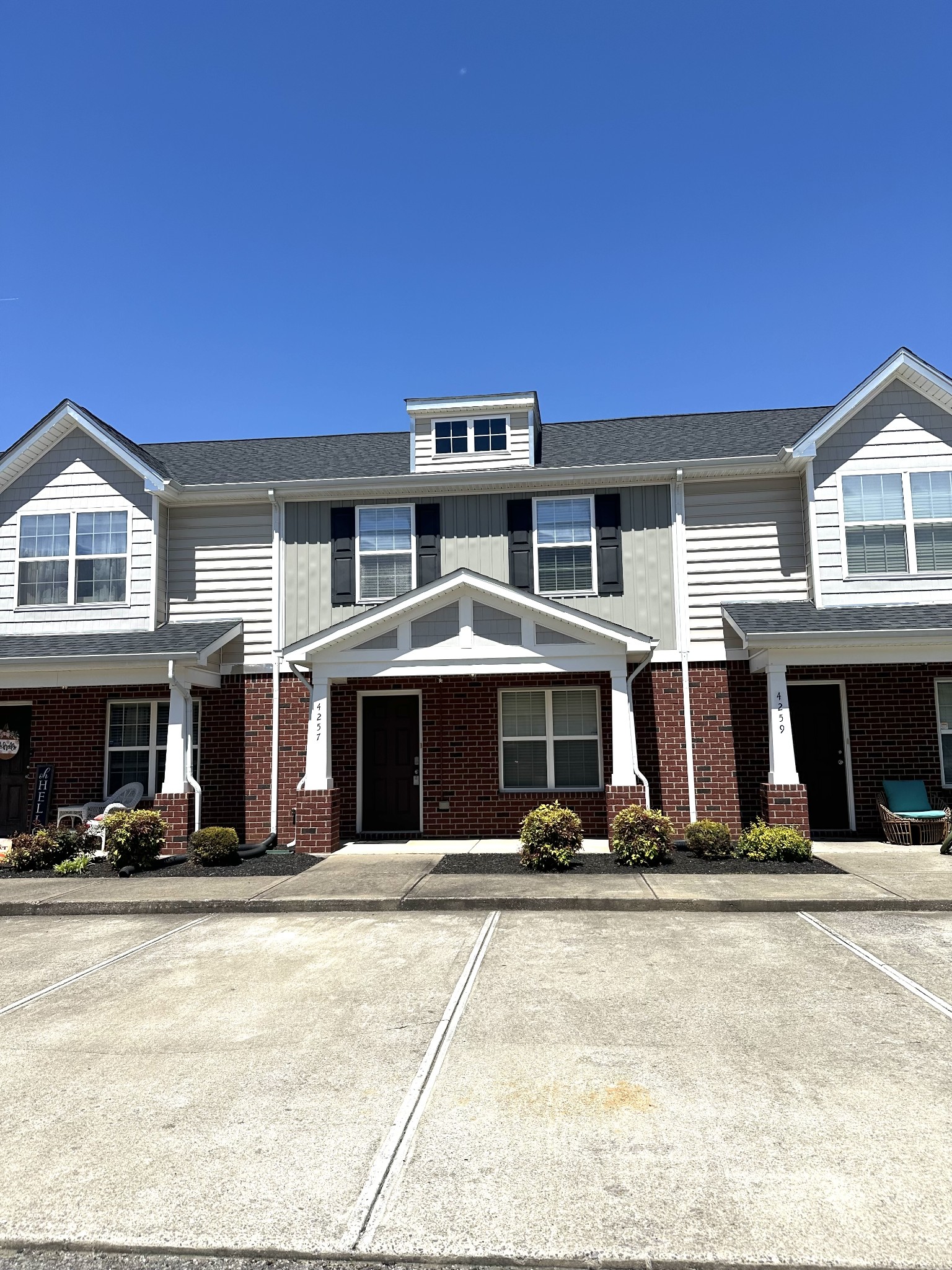 4257 Aurora Cir