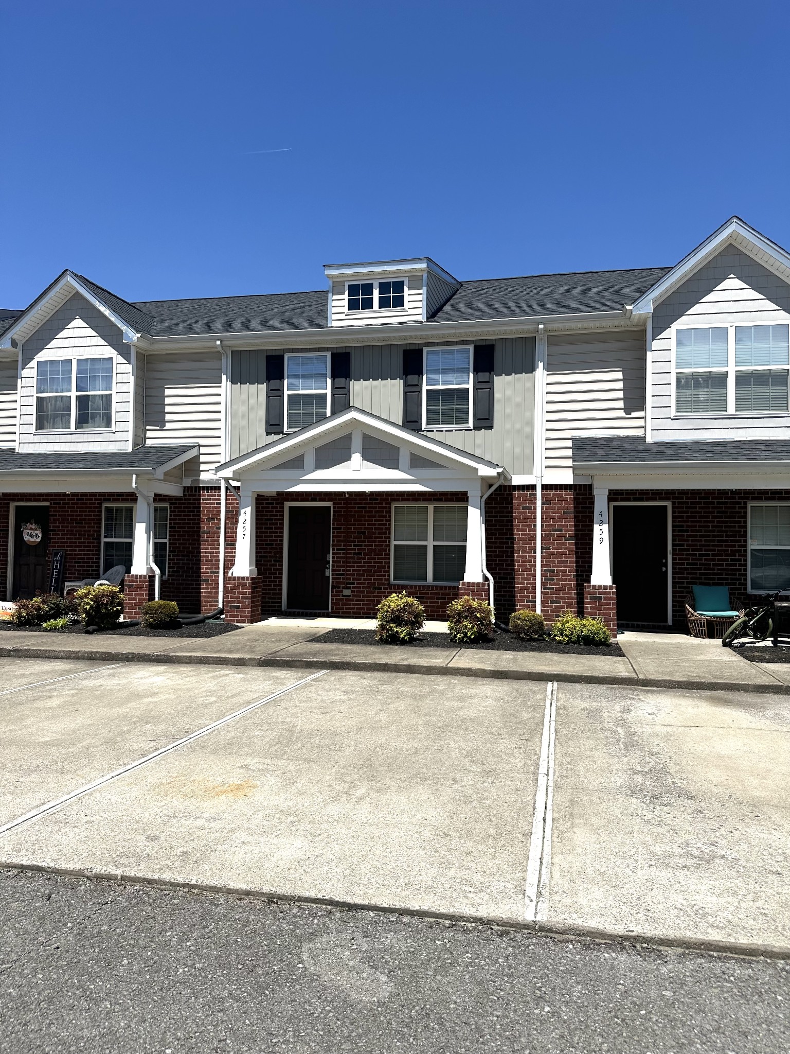 4257 Aurora Cir
