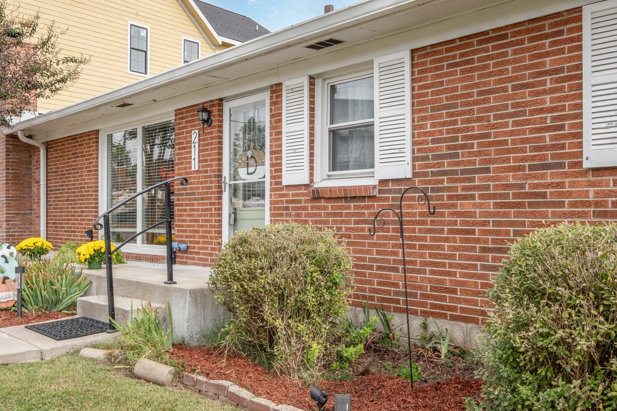 211 Perlen Dr