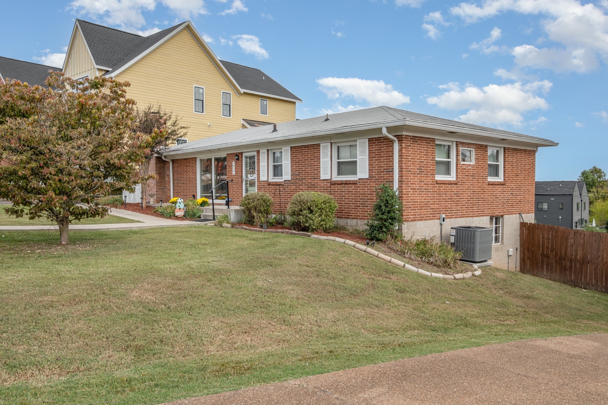 211 Perlen Dr