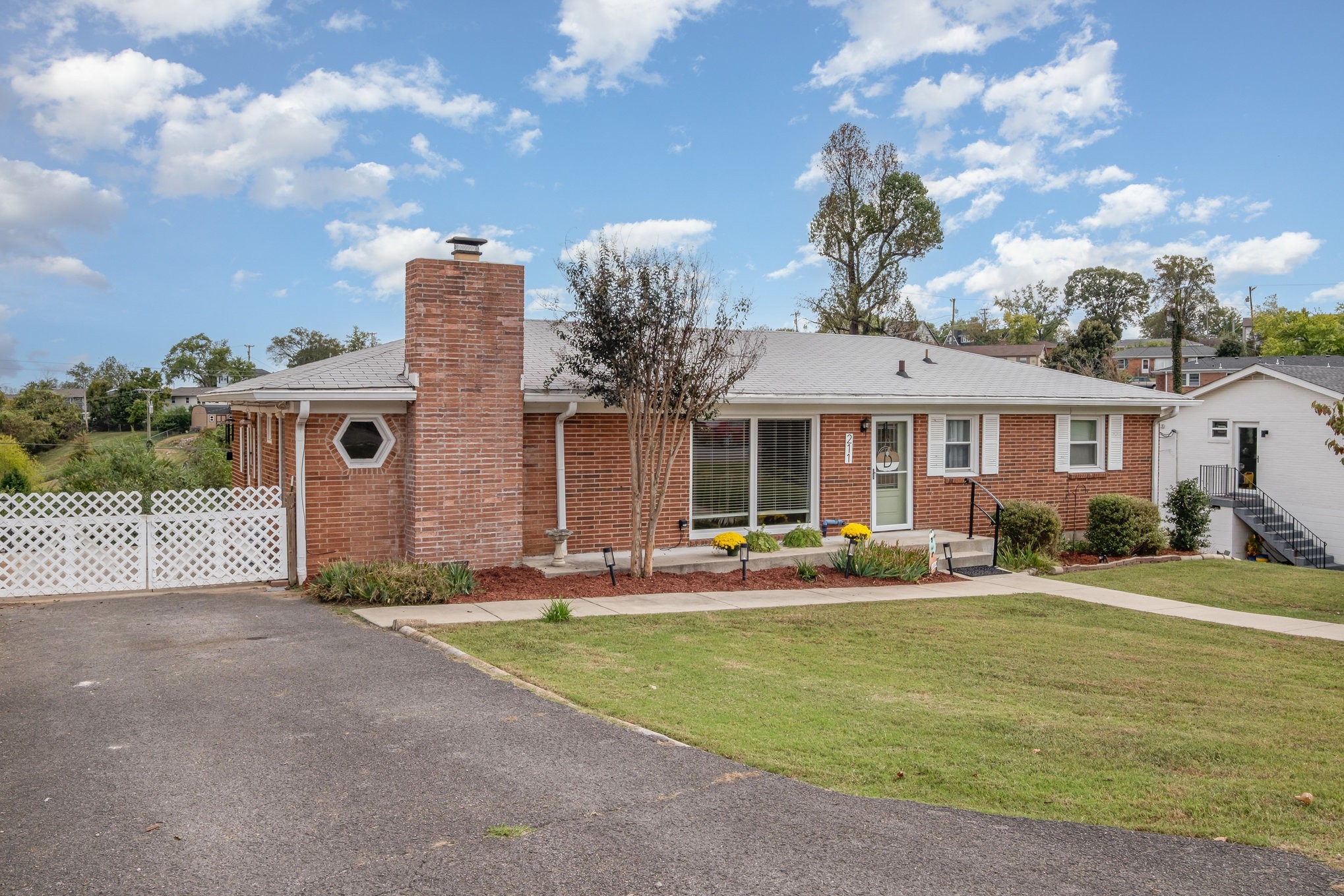 211 Perlen Dr