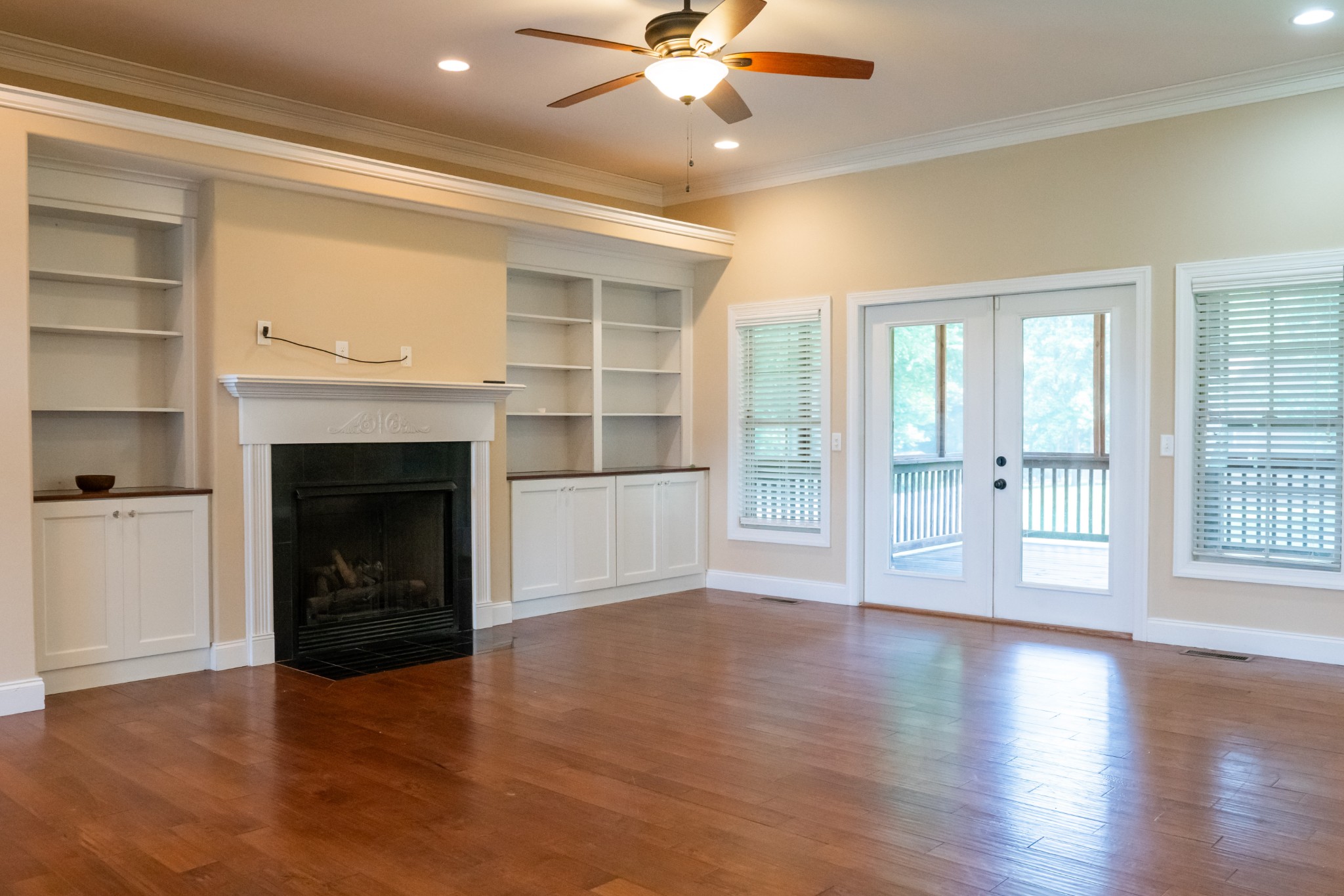 902 Evelyn Ct