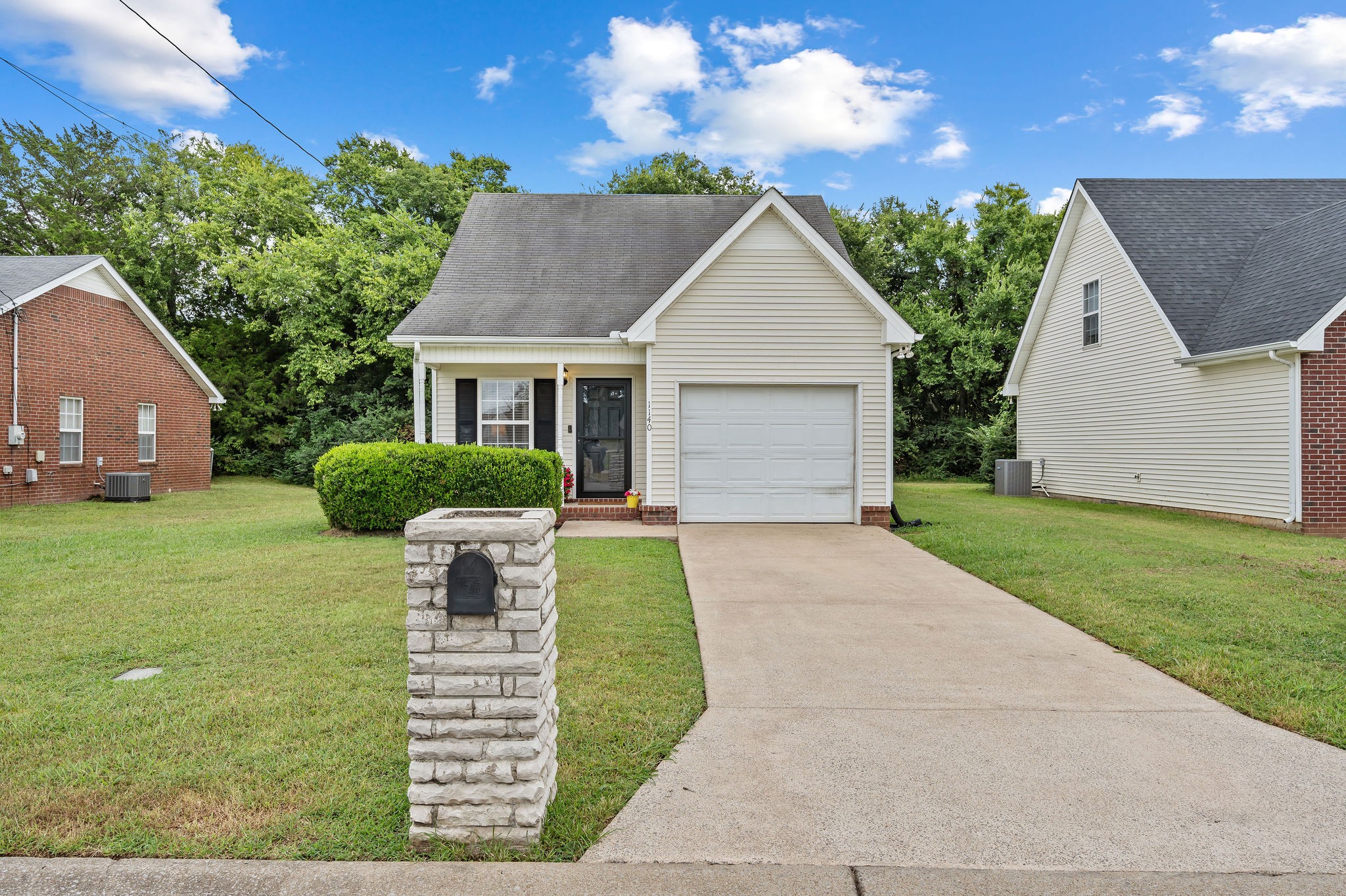 1140 Eastwoods Dr