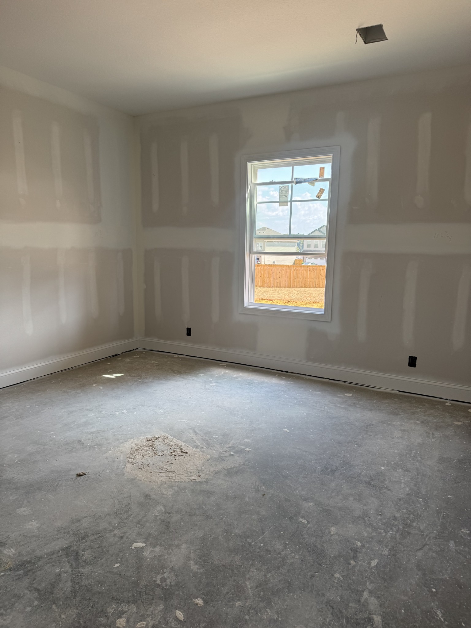 Clarksville, Tennessee 37040, United States, 5 Bedrooms Bedrooms, ,3 BathroomsBathrooms,Residential,Active,195985