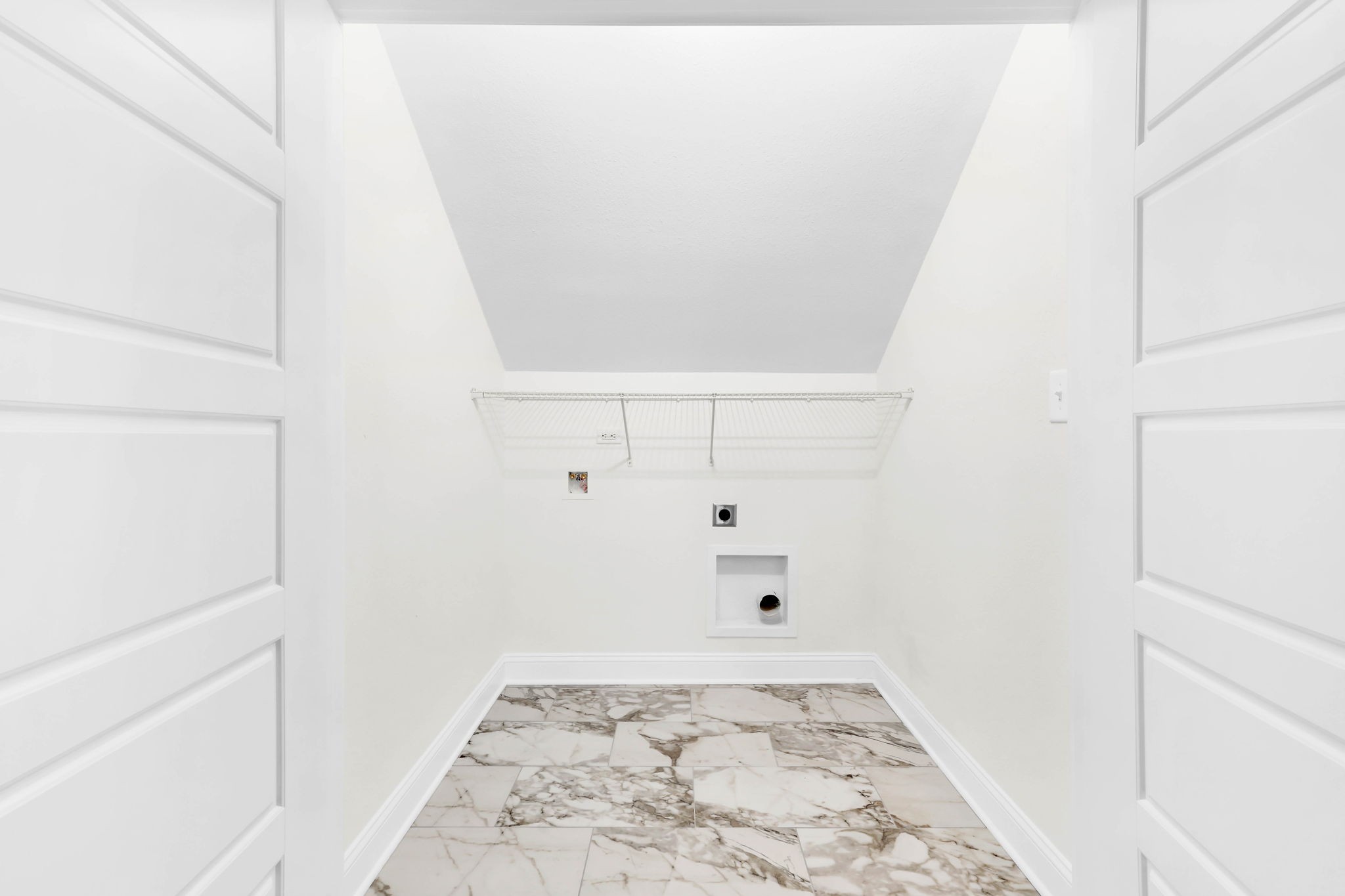 Clarksville, Tennessee 37040, United States, 5 Bedrooms Bedrooms, ,3 BathroomsBathrooms,Residential,Active,195985