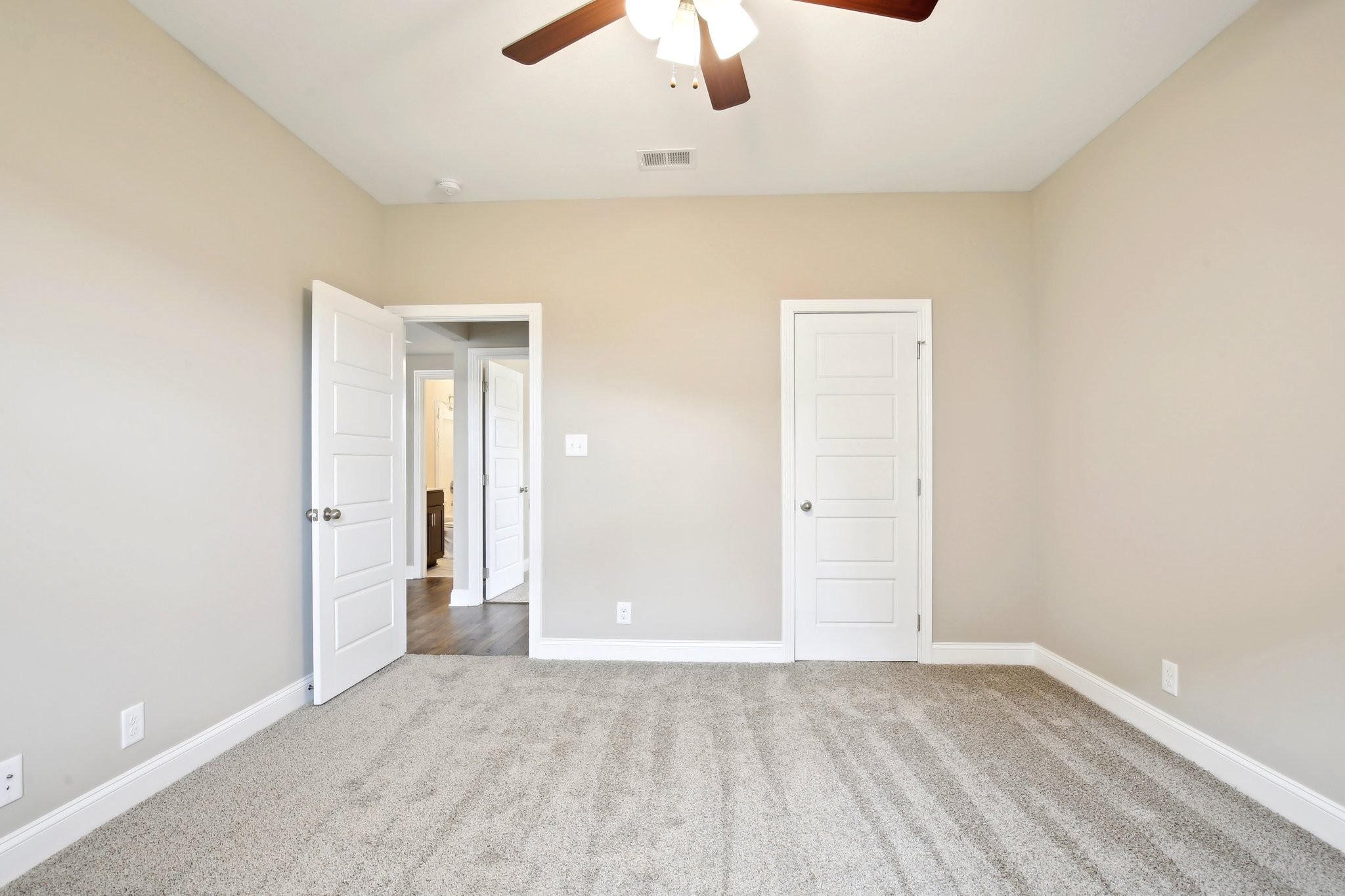 Clarksville, Tennessee 37040, United States, 5 Bedrooms Bedrooms, ,3 BathroomsBathrooms,Residential,Active,195985