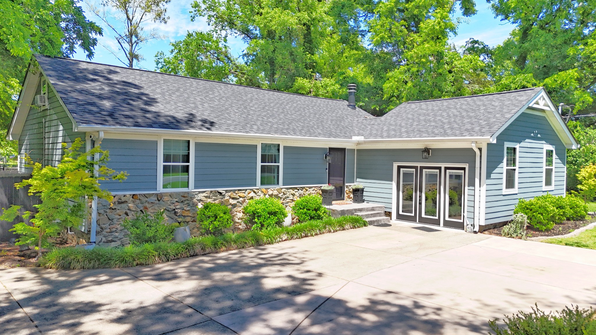 813 Stonebrook Blvd
