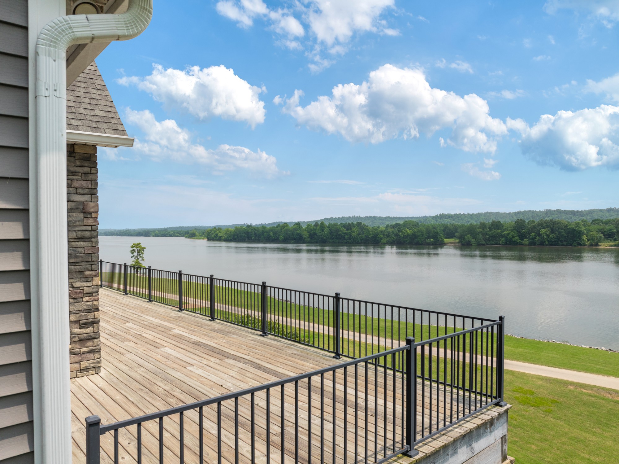 347 Lakeshore Dr