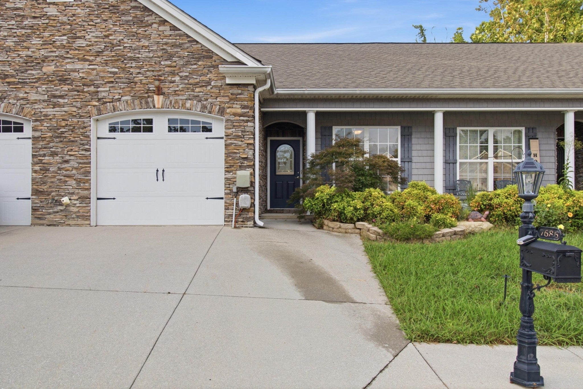 7685 Magnolia Leaf Lane