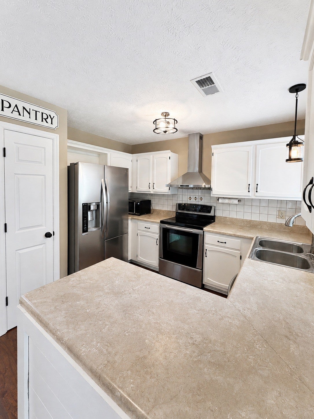 Picture for the property 3285685, 3 beds, 2.5 baths