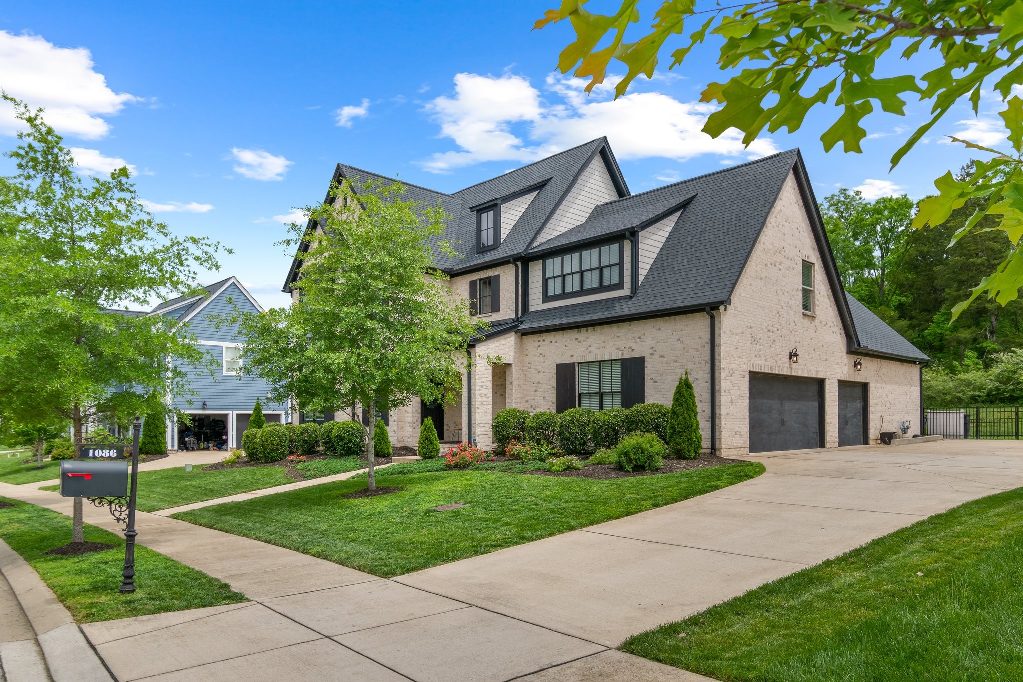 1086 Memorial Dr