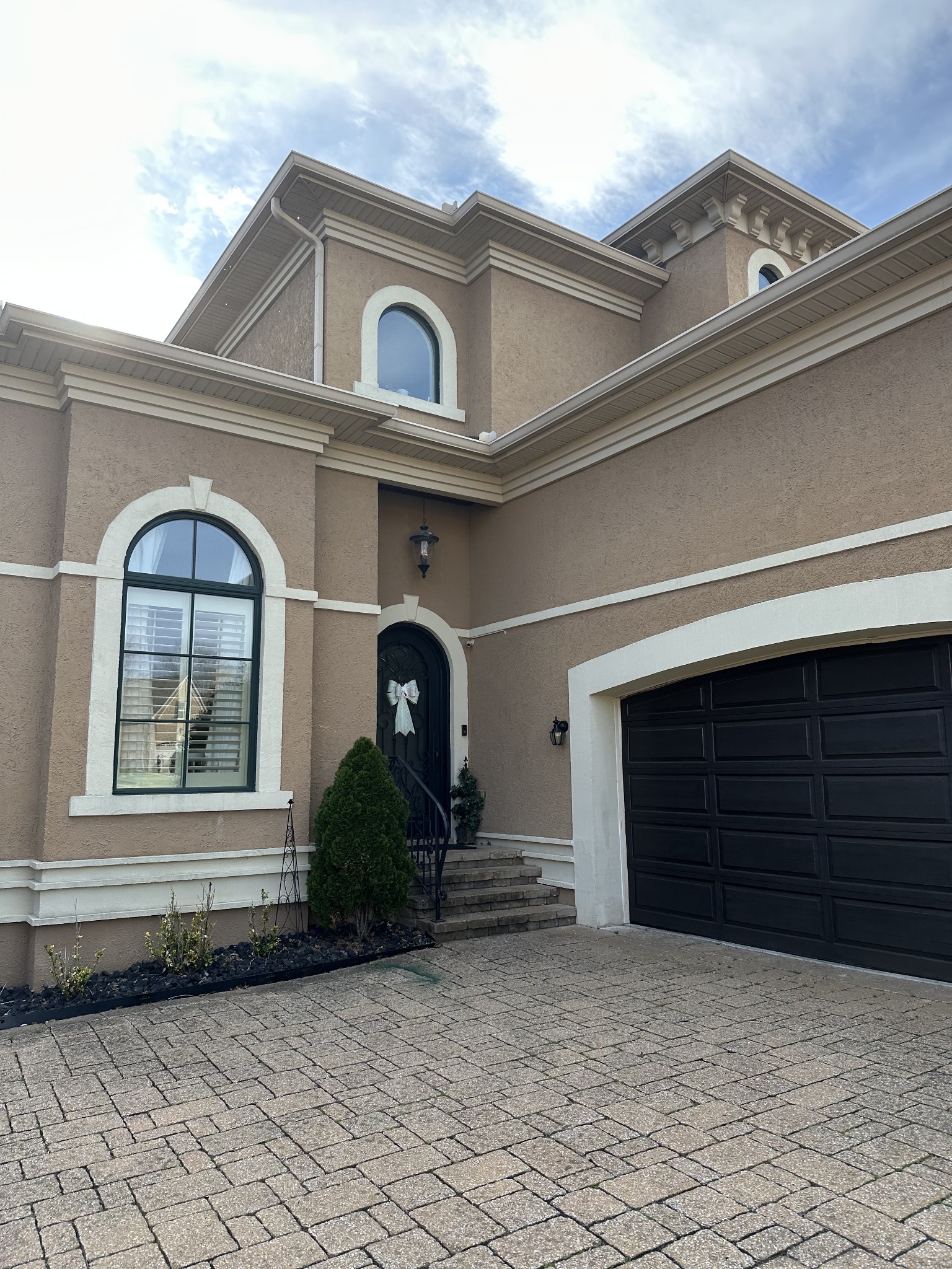 880 Fairington Way