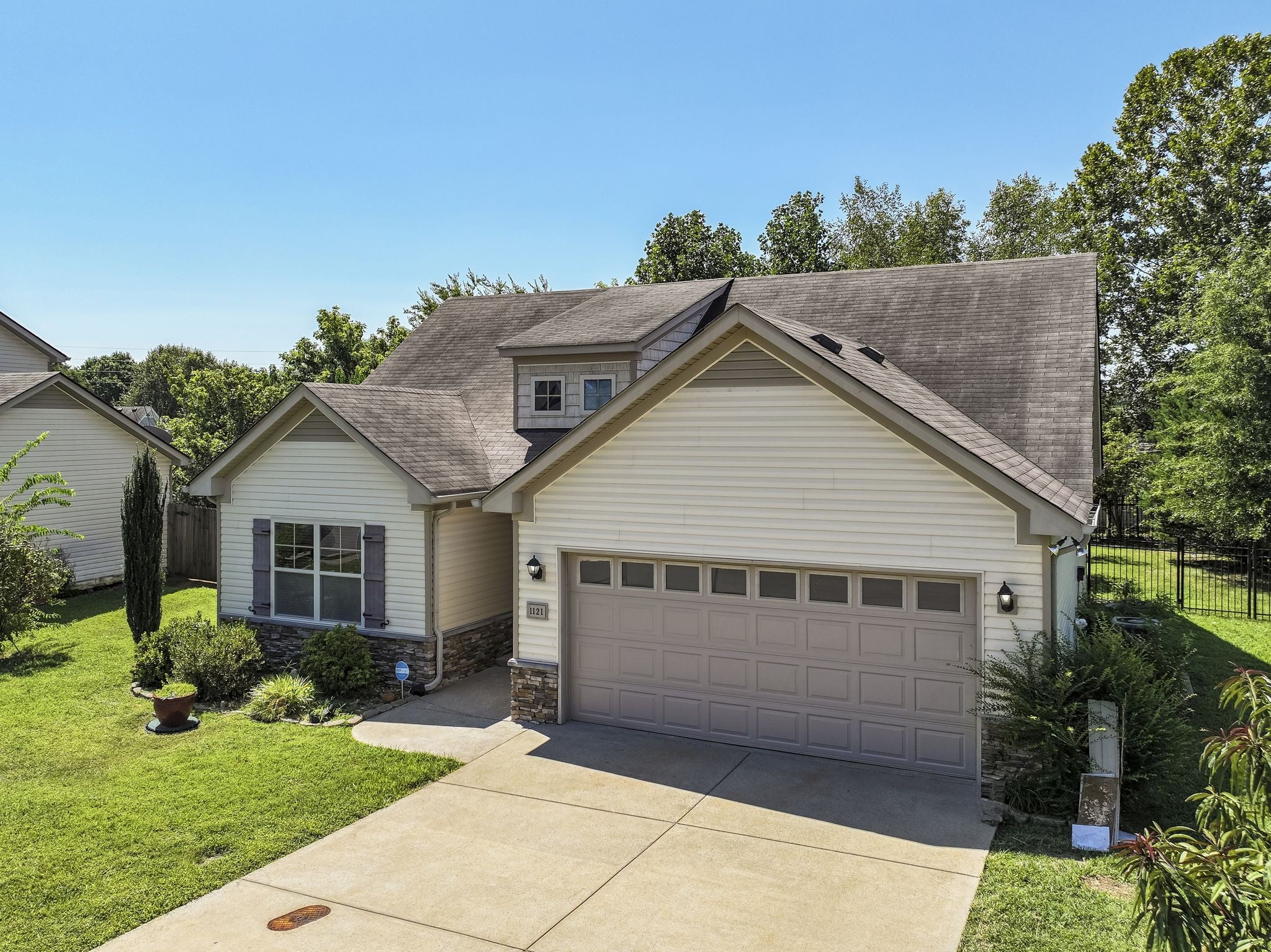 1121 Halverson Dr