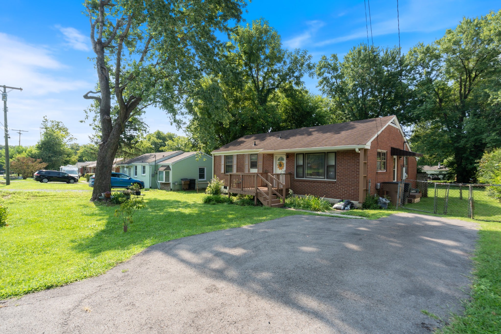 2925 Lakeland Dr