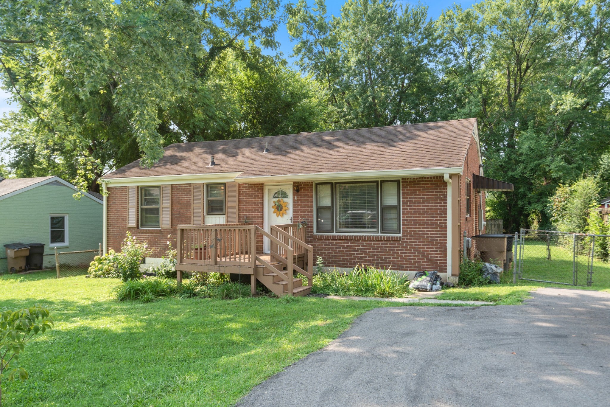2925 Lakeland Dr