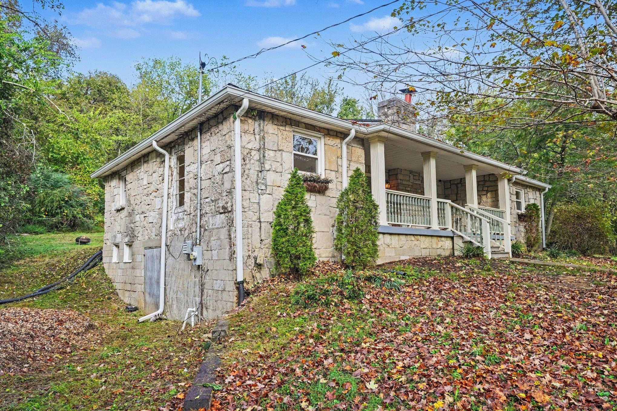 1217 Hitt Ln