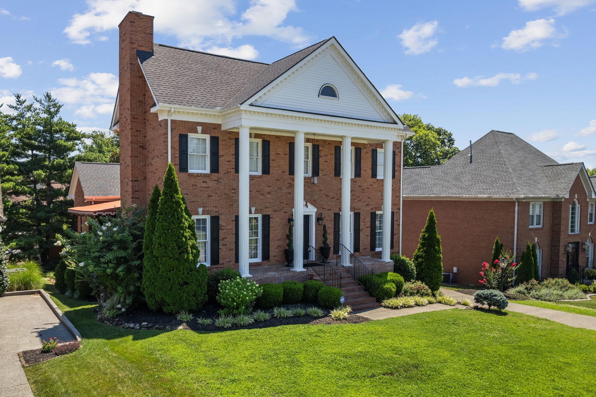 136 N Country Club Dr