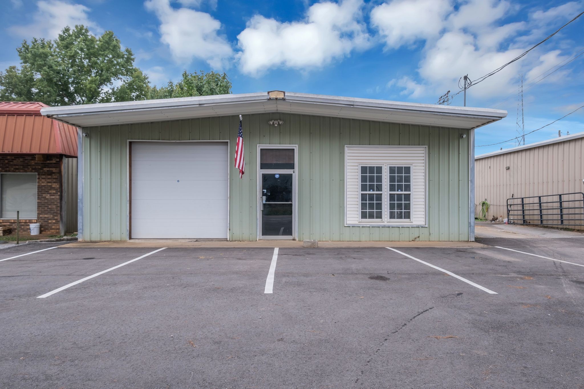 Photo 1 of 37 — 1409 Buffalo Rd, Lawrenceburg, TN 38464